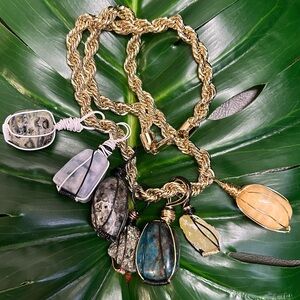 NEW 2025 COLLECTION💋
CRYSTAL JEWELRY HEALING by RACHELLE🤍